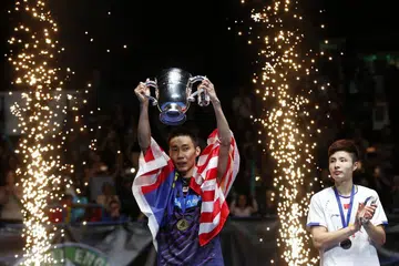 Lee Chong Wei meraikan kemenangannya ke atas Shi Yuqi (kanan) dalam final kejohanan badminton All England di Arena Barclaycard Arena, Birmingham pada Ahad (12 Mac). 