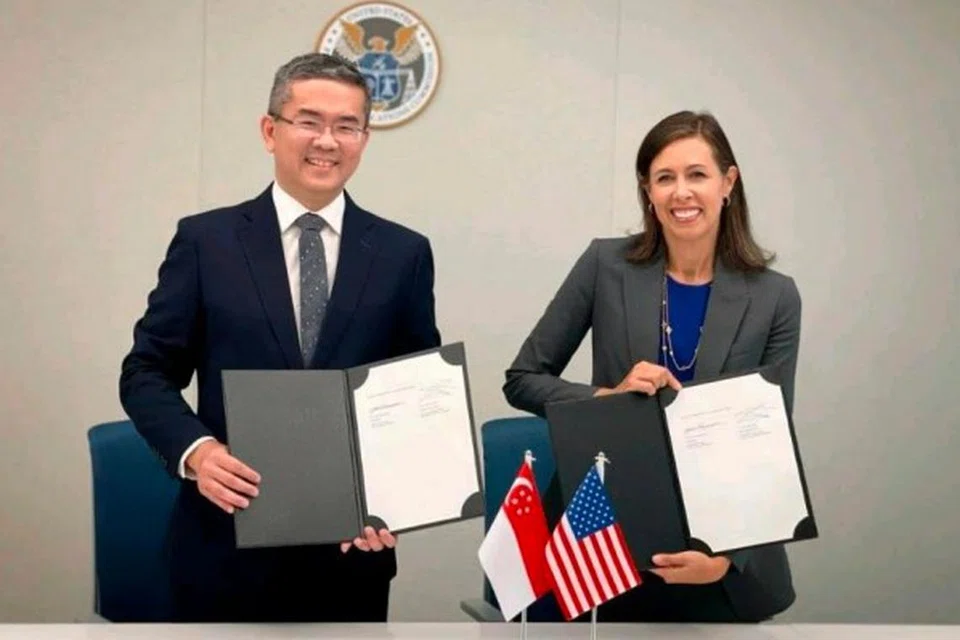 BANTERAS: Ketua eksekutif IMDA, Encik Lew Chuen Hong, dan pengerusi FCC, Cik Jessica Rosenworcel, meterai memorandum persefahaman untuk mengukuhkan usaha global memerangi penipuan. 