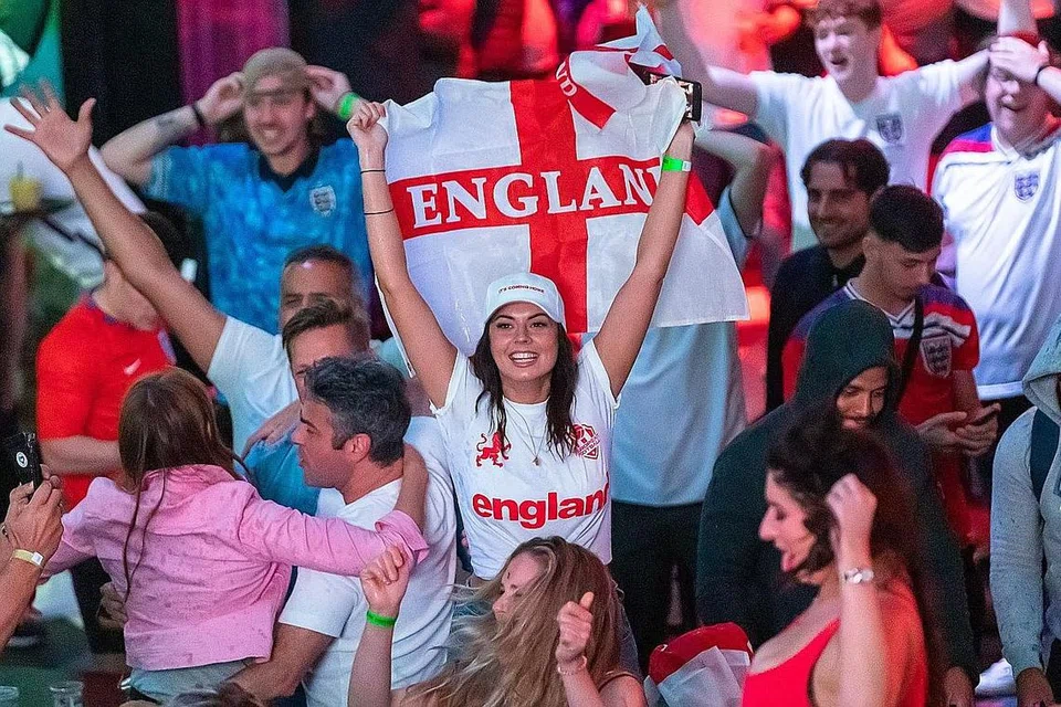 GEMBIRA: Penyokong England meraikan kejayaannya. - Foto EPA-EFE
