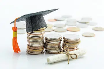 BAYAR BALIK HUTANG: Membayar balik hutang pinjaman pelajaran dengan pantas, akan mengurangkan faedah yang dibayar. - Foto ISTOCK