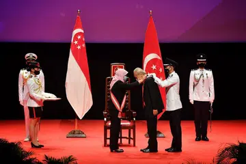 PENGIKTIRAFAN: Presiden Halimah Yacob menyampaikan anugerah Darjah Utama Bakti Cemerlang kepada Profesor Wang Gungwu semasa Majlis Anugerah Hari Kebangsaan. - Foto BH oleh CHONG JUN LIANG