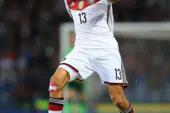 PENYERANG HARAPAN: Perancis dijangka membariskan trio serangan Karim Benzema (kiri), Kylian Mbappe dan Antoine Griezmann sebagai senjata kemenangan. - Foto AFP