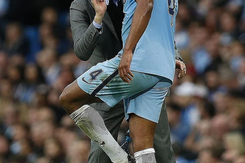 ATUR STRATEGI: Pengurus City, Pep Guardiola, memberi arahan kepada kapten pasukan, Vincent Kompany. Guardiola tentunya tidak mahu mengakhiri musim ini seperti musim lalu - dengan tangan kosong! - Foto REUTERS 