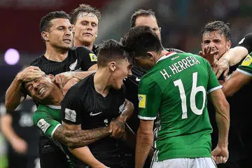 LAGA KEPALA: Pemain Mexico, Hector Herrera (kanan), 'berlaga kepala; dengan pemain New Zealand, Ryan Thomas, dalam insiden pergaduhan yang turut membabitkan rakan pasukan mereka. - Foto AFP
