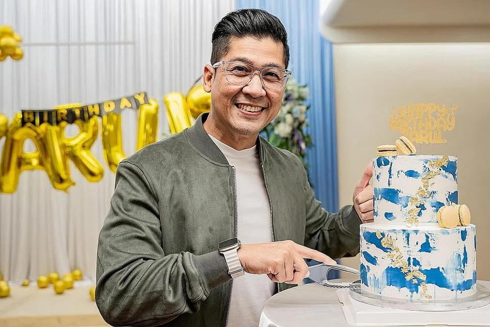 MASIH MENYENGAT: Zarul yang menyambut ulang tahun ke-49 baru-baru ini sentiasa fikirkan idea baru untuk menambah baik kandungan YouTube, 'Zarul Umbrella', yang dipenuhi kisah pengalaman pramugara dan pramugari serta isu penerbangan. - Foto-foto BH oleh NUR DIYANA TAHA