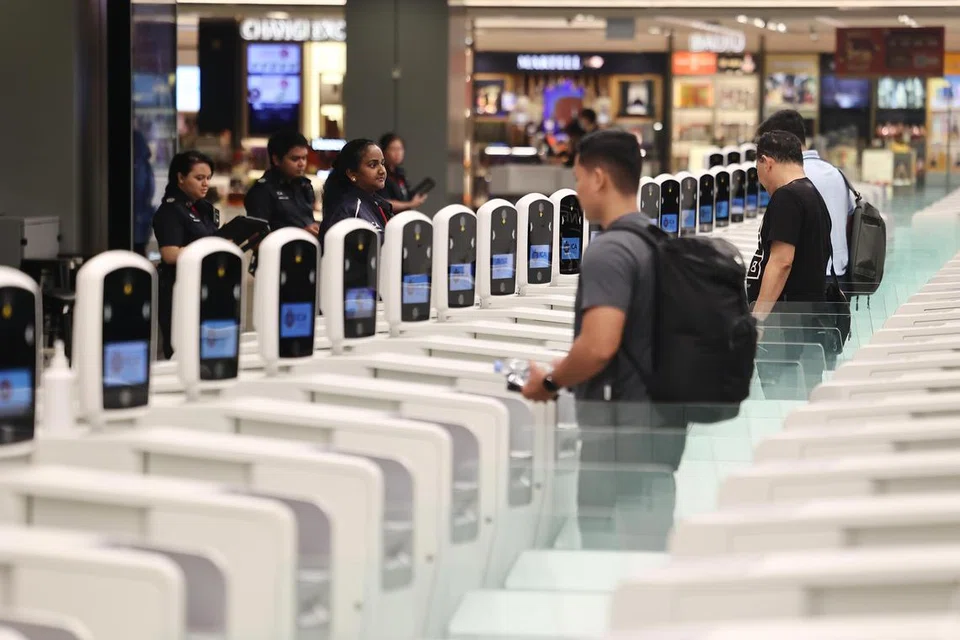 Sehingga 31 Januari 2025, sekitar 47 juta pengembara telah melepasi pusat pemeriksaan darat, udara, dan laut Singapura tanpa pasport sejak pelaksanaan sistem pelepasan tanpa pasport.