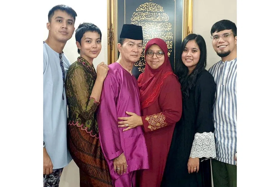 TUNGGAK KEKUATAN: Ibu Aliff Aziz, Cik S. Hafiza Basharahil (empat dari kanan) terharu dengan gerakan hati yang Allah beri buat anaknya, Aliff Aziz (kiri) bina hidup baru.Bersama dalam foto ini adalah adik Aliff, Aisyah, bapanya Encik Aziz Sapdan, seorang lagi adiknya Ayeen dan adik iparnya, Syed. Foto ini dirakam pada Hari Raya 2020. - Foto INSTAGRAM S. HAFIZA BASHARAHIL 