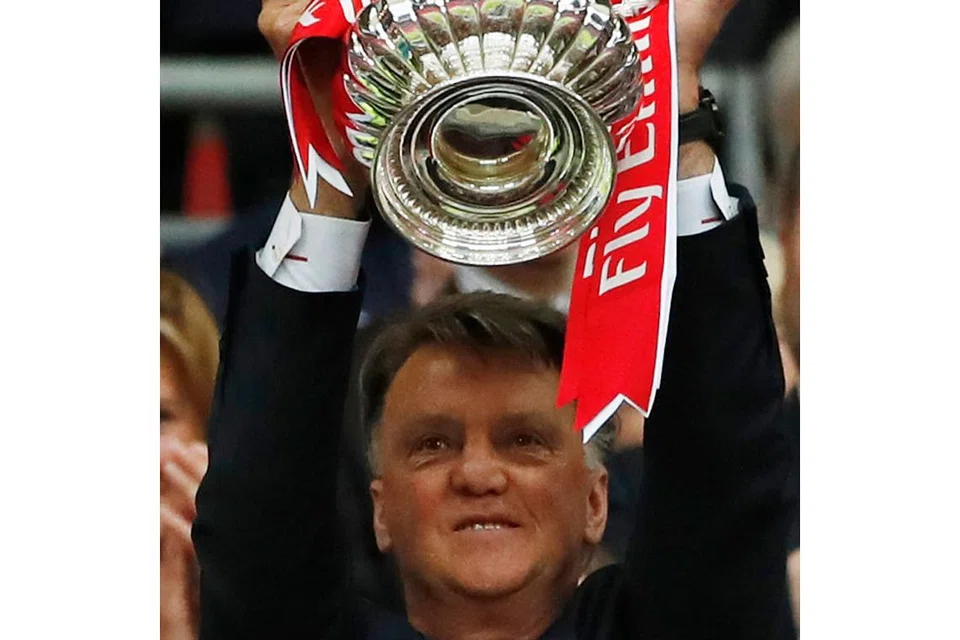 SELAMAT TINGGAL VAN GAAL?: Walau memimpin United memenangi Piala FA musim ini, Van Gaal (gambar) dijangka digantikan dengan Mourinho sebagai pengurus United mulai minggu depan. - Foto REUTERS