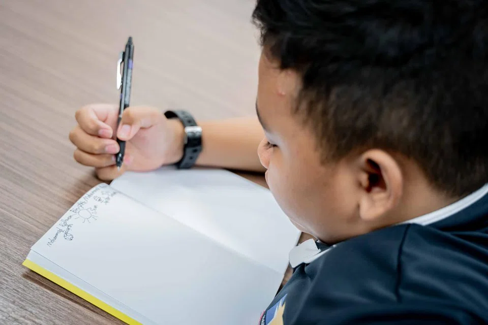Mohammad Ridhwan Mohammad Fadli, yang keupayaannya untuk memegang pen dan menulis terjejas, kini boleh berbuat demikian. 
