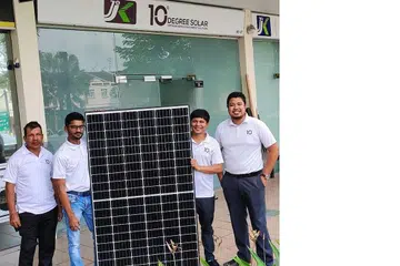 BANGUNKAN FIRMA ATAS DASAR YAKIN DAN TIDAK PUTUS ASA: Encik Muhammad Furqan (kanan) bersama (dari kiri) Encik Kummah, rakan niaga daripada syarikat JJ&K Engineering; dan dua pekerjanya Manikandan dan Adnand, di depan pejabat yang dikongsi bersama di 56 Sembawang Road. - Foto 10 DEGREE SOLAR