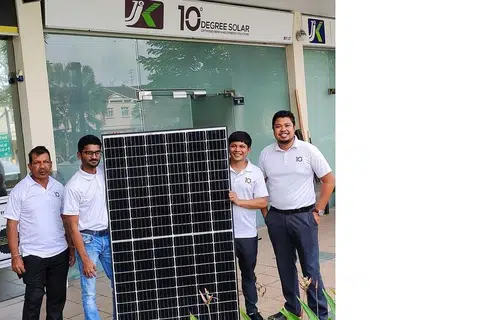 BANGUNKAN FIRMA ATAS DASAR YAKIN DAN TIDAK PUTUS ASA: Encik Muhammad Furqan (kanan) bersama (dari kiri) Encik Kummah, rakan niaga daripada syarikat JJ&K Engineering; dan dua pekerjanya Manikandan dan Adnand, di depan pejabat yang dikongsi bersama di 56 Sembawang Road. - Foto 10 DEGREE SOLAR