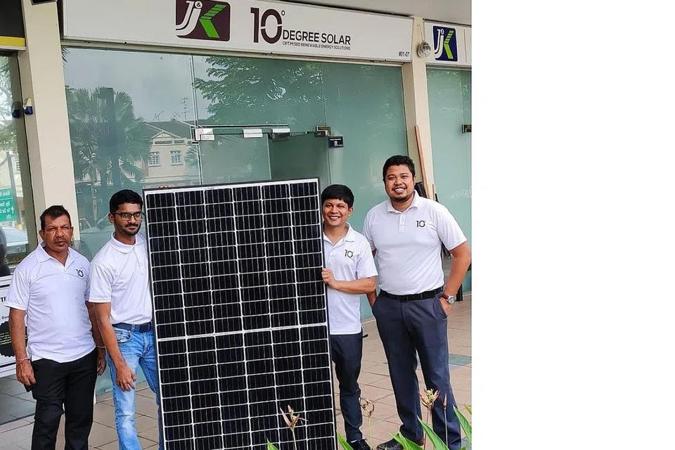 BANGUNKAN FIRMA ATAS DASAR YAKIN DAN TIDAK PUTUS ASA: Encik Muhammad Furqan (kanan) bersama (dari kiri) Encik Kummah, rakan niaga daripada syarikat JJ&K Engineering; dan dua pekerjanya Manikandan dan Adnand, di depan pejabat yang dikongsi bersama di 56 Sembawang Road. - Foto 10 DEGREE SOLAR