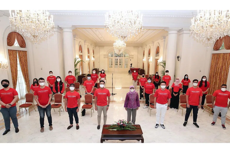 PERTEMUAN BERMAKNA: Puan Halimah beramah-tamah bersama 21 belia daripada Youth Corps Singapore dalam satu dialog di Istana semalam, yang beliau sifatkan sebagai bermakna. Beliau gembira melihat para belia itu meneruskan usaha menyumbang kepada masyarakat walaupun dalam situasi Covid-19. - Foto MCI