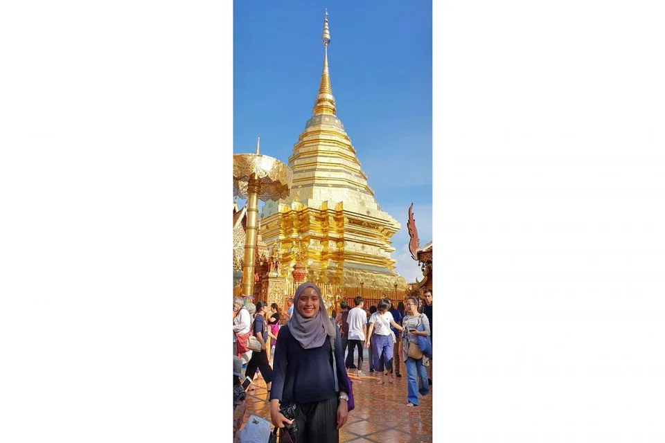 TERBUKA PELAJARI KEPERCAYAAN LAIN: Walaupun sedikit canggung sebagai satu-satunya pelawat kuil yang berhijab, orang Thailand yang penulis temui rata-rata amat ramah berkongsi tentang kepercayaan mereka. Gambar dipetik di Wat Phra That Doi Chom Thong, yang terletak di atas bukit. - Foto ihsan NUR SYAMIMI AWALLUDIN