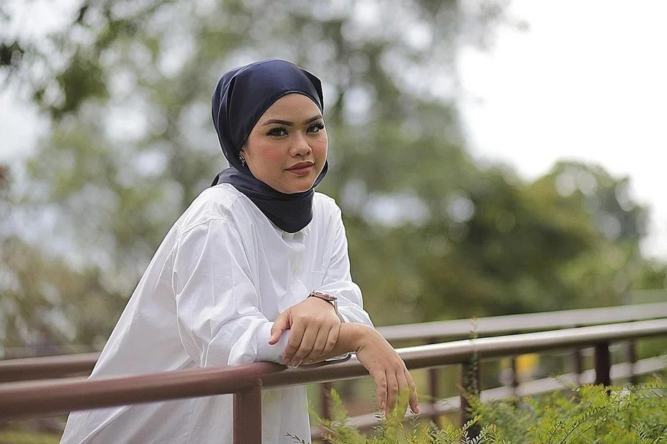 KEJAR CITA-CITA: Selepas lagu sulungnya 'Mi Amor' yang berirama regeton berjaya menduduki Carta Singa Maksima di stesen Ria 897, Nertasha teroka pula genre balada bagi 'Tewas' yang diilhamkan berdasarkan pengalaman peribadinya. - Foto BM oleh GIN TAY