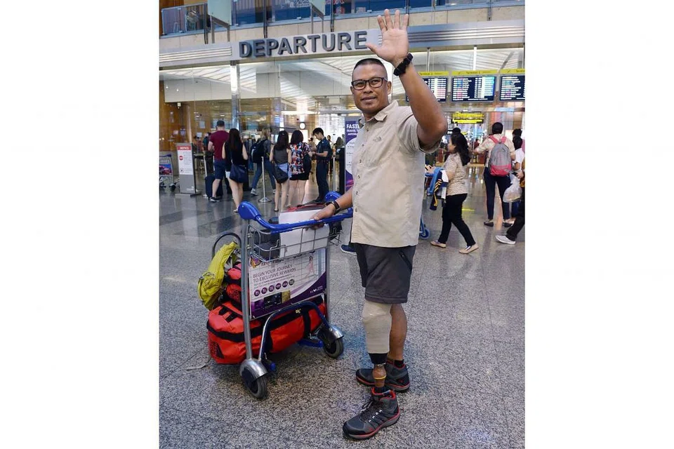 GEMENTAR TAPI GHAIRAH: Sekalipun perlumbaan akan berlangsung pada 29 Mei ini, Shariff berlepas ke Nepal semalam sebagai persiapan menyesuaikan diri dengan keadaan dan cuaca sejuk di sana. Beliau akan terlebih dahulu mendaki ke Everest Base Camp yang terletak pada ketinggian 5,364 meter di atas paras laut yang merupakan garis mula perlumbaan. - Foto TAUFIK A. KADER