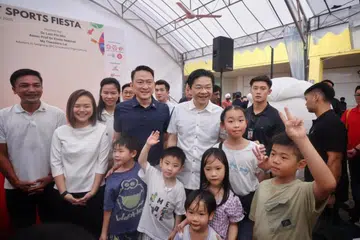 Perdana Menteri, Encik Lawrence Wong (tengah, berbaju putih) bergambar bersama penduduk di acara Sukan dan Keluarga Sengkang West pada 16 Mac. Turut dalam gambar ialah (tiga dari kiri) wajah baru PAP, Cik Bernadette Giam dan penasihat akar umbi di GRC Sengkang (dari kiri) Dr Elmie Nekmat, Cik Theodora Lai dan Dr Lam Pin Min. 