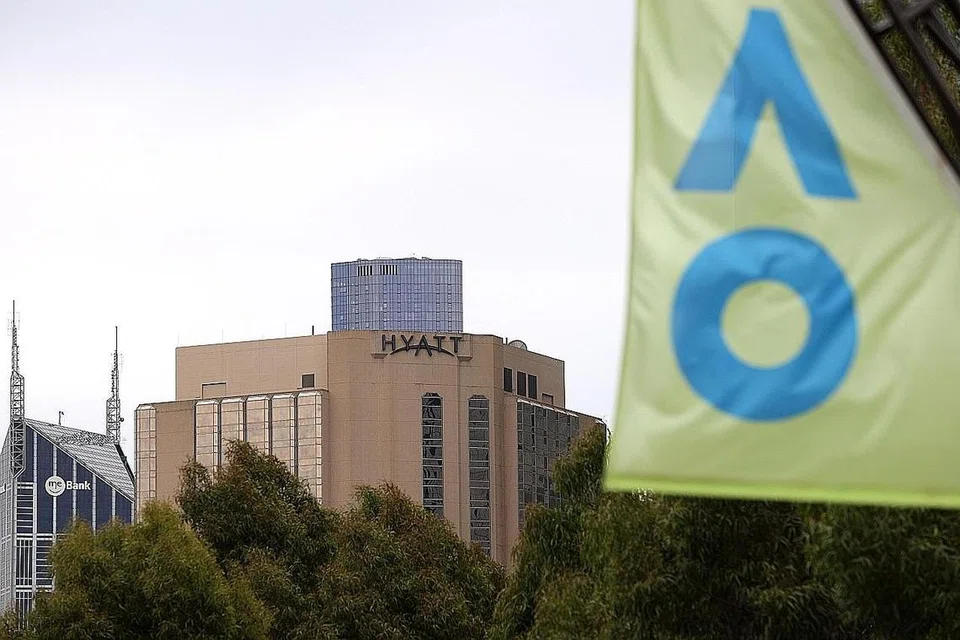 TIADA JAMINAN TAPI ADA HARAPAN DITERUSKAN?: Grand Hyatt salah satu daripada tiga hotel kuarantin utama yang digunakan pemain dan pegawai yang tiba di Melbourne bagi kejuaraan tenis Terbuka Australia (AO). Seorang pekerja hotel itu disahkan positif Covid-19 lewat kelmarin, namun ujian pusingan awal yang dijalankan selepas itu ke atas kakitangan lain menunjukkan hasil negatif. - Foto REUTERS