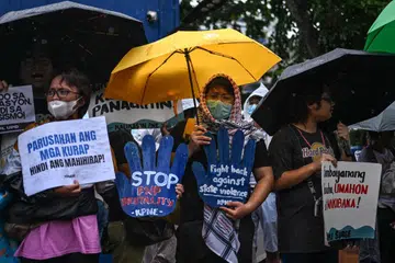 Kumpulan belia mengadakan tunjuk perasaan di hadapan Ibu Pejabat Polis Daerah Manila bagi menuntut pembebasan individu yang ditahan sehari selepas demonstrasi antirasuah di Manila pada 22 September 2025. Polis di ibu negara Filipina menahan lebih 200 orang selepas pertembungan dengan penunjuk perasaan bertopeng tercetus pada hari demonstrasi antirasuah yang sebahagian besarnya berlangsung secara aman, menurut jurucakap polis pada 22 September.