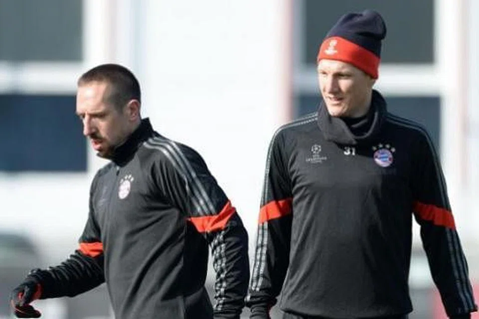 LATIHAN PERSIAPAN: Dua bintang Bayern Munich, Franck Ribery (kiri) dan Bastian Schweinsteiger, menjalani latihan menjelang pertemuan dengan Shakhtar Donetsk. - Foto AFP