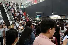 Orang ramai di platform kereta api di stesen MRT Buona Vista Laluan Circle pada pagi Rabu (31 Ogos). 