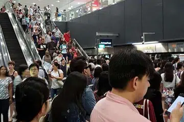 Orang ramai di platform kereta api di stesen MRT Buona Vista Laluan Circle pada pagi Rabu (31 Ogos). 