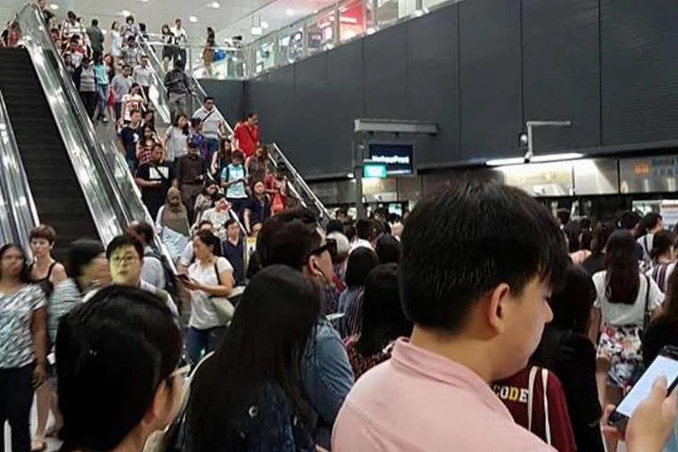 Orang ramai di platform kereta api di stesen MRT Buona Vista Laluan Circle pada pagi Rabu (31 Ogos). 