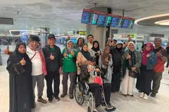 Cik Maimunah (enam dari kanan, bertudung hitam) bersama rakan-rakannya tiba di Singapura pada 9 Mei setelah menempuh perjalanan darat 24 jam dari Srinagar, Kashmir, ke New Delhi, semata-mata untuk menaiki pesawat dan pulang ke Singapura