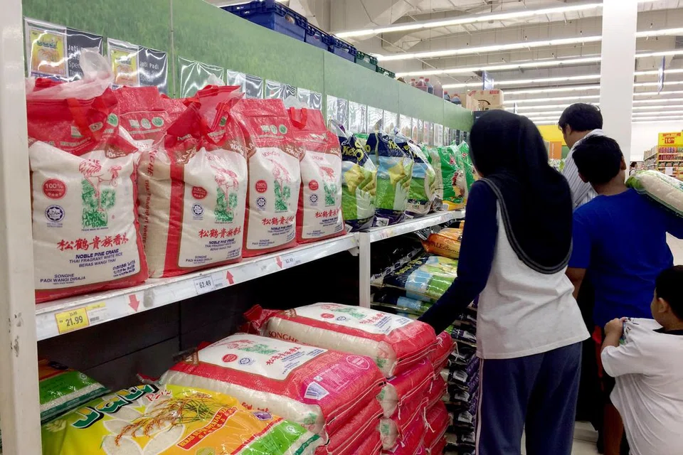 DIJANGKA NAIK: Kenaikan harga bermakna pelanggan mungkin perlu membayar lagi 85 sen bagi sekilogram beras putih import.