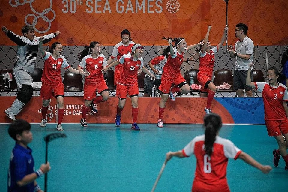 EMAS KEDUA: Pasukan floorball wanita Singapura pula meraih kemenangan tipis 3-2 ke atas Thailand untuk mempertahankan takhta Sukan SEA mereka di Gim Kolej Kinetik Manusia di Universiti Filipina di Manila, petang semalam. - Foto BH oleh MARK CHEONGEMAS 