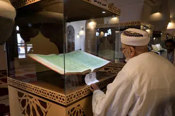 PENINGGALAN BERSEJARAH: Pameran bersejarah manuskrip Al-Quran di Masjid Al-Kabir di Sanaa, Yaman. 