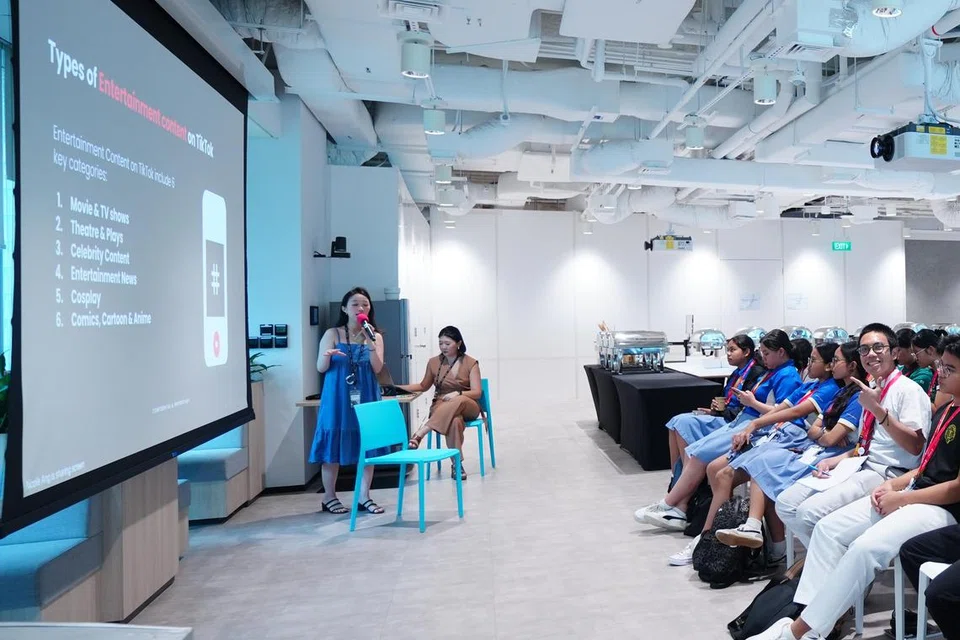Semasa Kem Wartawan Muda, pelajar turut berkesempatan mengunjungi pejabat TikTok di One Raffles Quay dan dapat mempelajari tentang ciri-ciri TikTok, bagaimana untuk memanfaatkan wadah itu dan kempen serta program yang ditawarkan. 