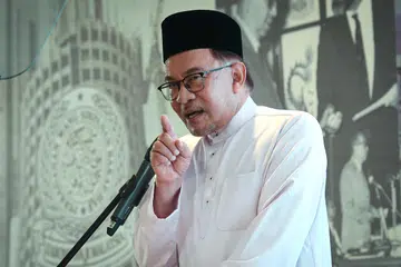 DATUK SERI ANWAR IBRAHIM: Penyerahan semula aset Tabung Haji membuktikan dakwaan pihak tertentu kononnya aset TH yang diletakkan di bawah SPV sudah diserah kepada pemilikan bukan Islam adalah tidak benar sama sekali.