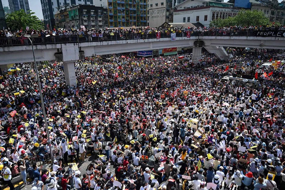 BERSATU TEGUH: Ribuan rakyat Myanmar berkumpul dan mengadakan tunjuk perasaan sebagai membantah rampasan kuasa rejim tentera di Yangon, semalam. - Foto AFP