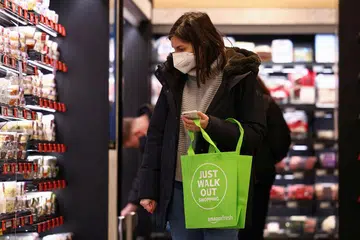 SELAMATKAN BUMI: Pelanggan menggunakan beg guna semula ketika membeli-belah di pasar raya Amazon Fresh di London, Britain. - Foto REUTERS