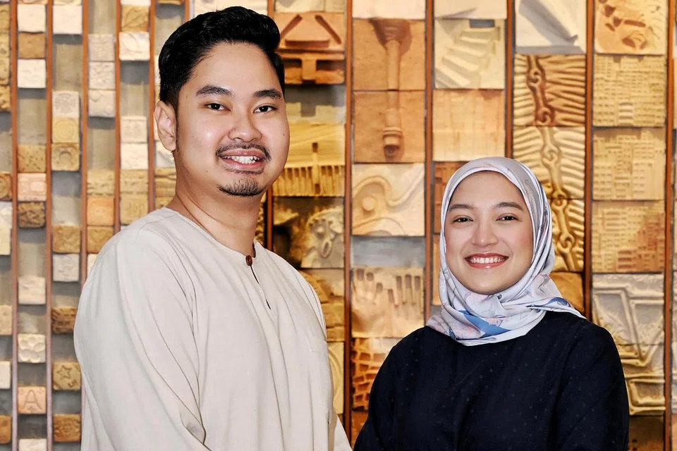 Dikendalikan oleh hos dan penerbit podcast, Cik Natasha Mustafa (kanan), dan wartawan, Encik Muhammad Hazman Abdul Aziz, siri khas Ramadan ini akan menyentuh pelbagai topik penting bermula 5 Mac 2025.