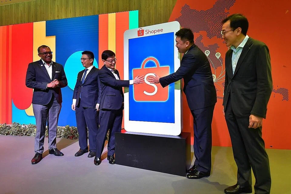 MANFAATKAN POTENSI EKONOMI DIGITAL: Timbalan Perdana Menteri Heng Swee Keat (tiga dari kiri) berkata pertumbuhan Shopee sejajar dengan rancangan Singapura untuk mengembangkan ekonomi dan meletakkannya sebagai hab rantau ini untuk memanfaatkan potensi ekonomi digital yang semakin meningkat. - Foto BH oleh NG SOR LUAN