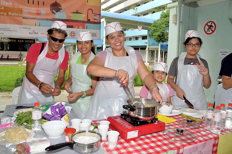 SERONOK BERSAMA KELUARGA: (Dari kiri) Encik Kasman, anak Kuyusriyyah, isteri Cik Yusmira, dan dua lagi anak mereka, Kasyulzillah dan Kasnirfiqah, menunjukkan bakat memasak dalam peraduan 'Cef Keluarga Saya' anjuran FSC AWWA di Kallang Bahru semalam. - Foto M.O. SALLEH