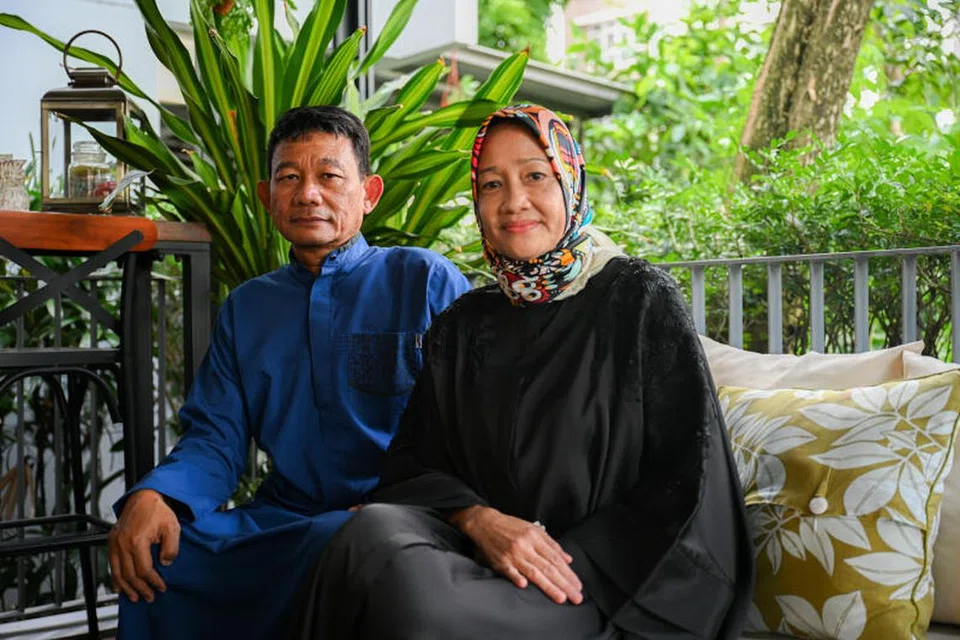 DAFTAR AWAL, WALAU BELUM BERSEDIA: Encik Kelana Mohamad Amin (kiri) tidak menyesal mendaftar 10 tahun lalu dan ingin mengerjakan Haji sementara masih sihat. Bersamanya ialah isterinya, Cik Junaidah Ismail.