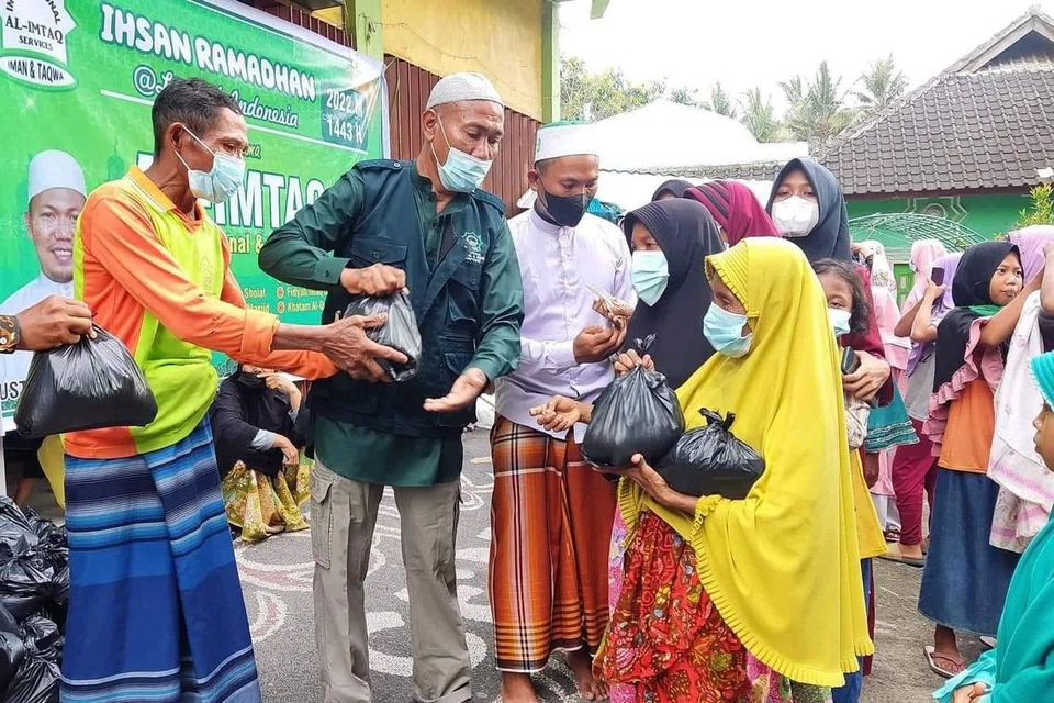 MEMBANTU YANG MEMERLUKAN: Acara penyampaian bantuan kendalian Al-Imtaq International & Services pada Ramadan di kawasan pedalaman Lombok Timur, Indonesia, baru-baru ini. - Foto AL-IMTAQ INTERNATIONAL & SERVICES