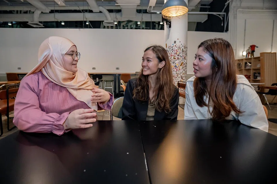 (Dari kiri) Cik Ainul Md Razib, Cik Fika Dwirishcka dan Cik Adlynna Aziz ketiga-tiganya yang berkecimpung dalam bidang kewangan, mengambil iktibar daripada perkongsian oleh Encik Bahren Shaari dan menambah rangkaian baru.