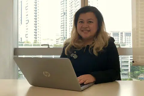 BERANI SAHUT CABARAN: Walaupun sesuatu bidang kerja itu di luar pengetahuan dan pengalamannya, pengarah persidangan, Cik Zarina Othman yang memiliki kelulusan ijazah Sarjana Muda Biologi Molekular, berusaha mengasah kemahiran demi keberkesanan kerja dan pasukan yang dipimpinnya. - Foto BH oleh HARYANI ISMAIL
