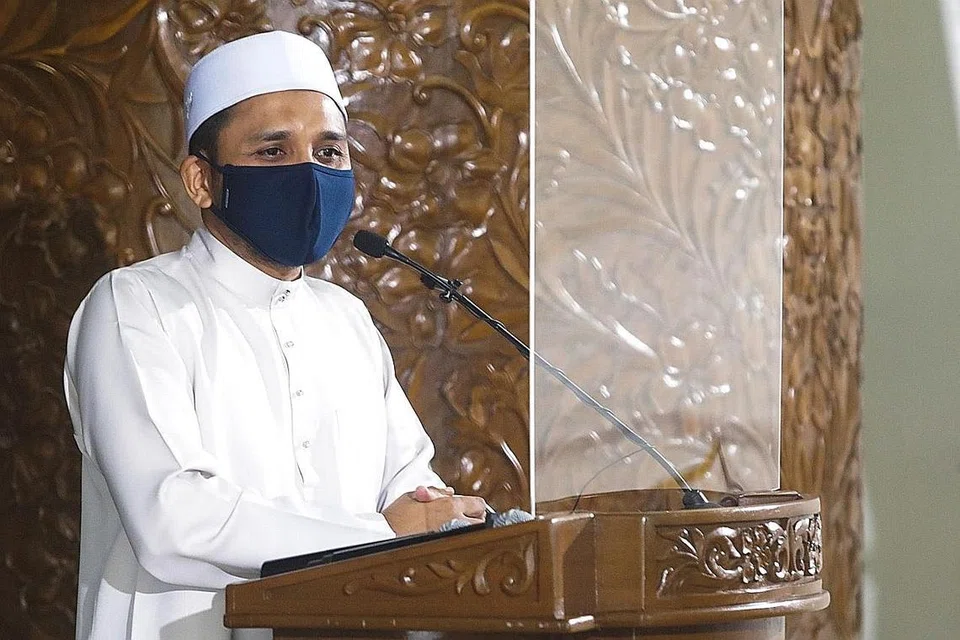 GALAK MASYARAKAT CONTOHI SIFAT NABI MUHAMMAD SAW: Mufti Dr Nazirudin Mohd Nasir menyampaikan tazkirah sempena Maulidur Rasul di Masjid Yusof Ishak semalam. Beliau menggalak masyarakat Islam mencontohi sifat Rasulullah saw yang membalas kejahatan bukan dengan kejahatan, tetapi dengan kebaikan. - Foto ZAOBAO