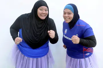 MOTIVASI UNTUK ADIK: Walaupun menghadapi masalah berat badan, Cik Roslina (kanan) memberi galakan kepada adiknya, Cik Lydiawati, agar menyertai Larian Wanita Great Eastern sejauh 10 kilometer bersamanya. - Foto TAUFIK A. KADER