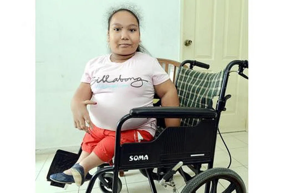 SAYA BOLEH: Kalau boleh, Nuralysya mahu melakukan segalanya sendiri kerana tidak mahu menyusahkan orang lain. - Foto-Foto KHALID BABA 