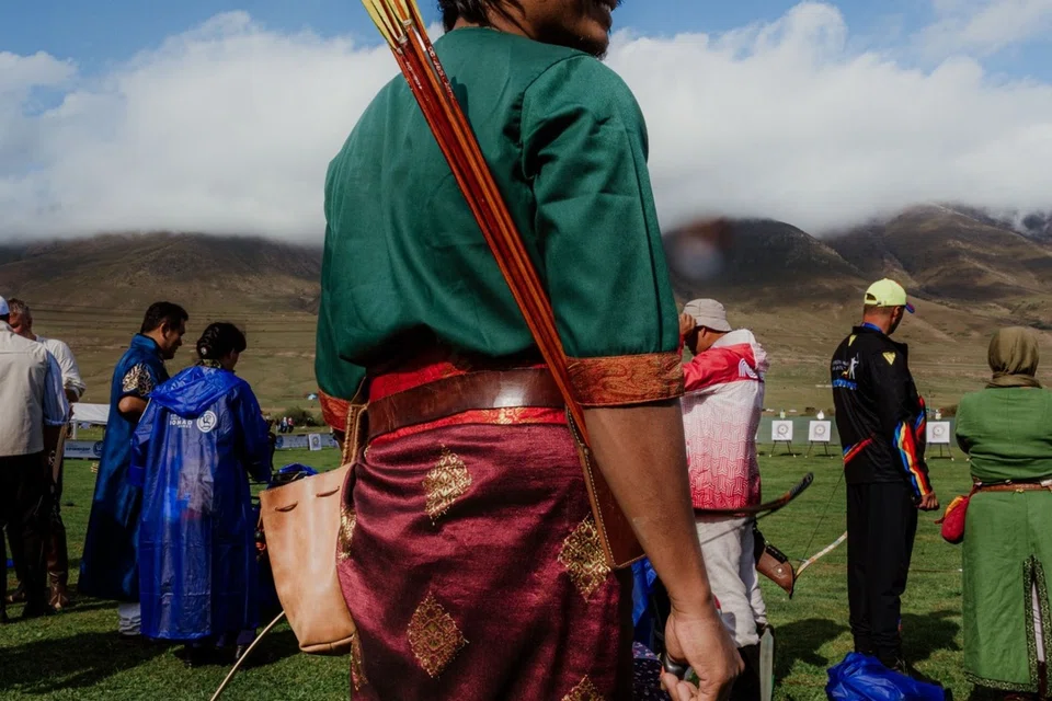 Encik Sufi menyarung pakaian tradisional Melayu lengkap dengan tanjak serta memegang busur dan anak panah, sebagai atlet memanah tradisional yang mewakili Singapura di persada antarabangsa.