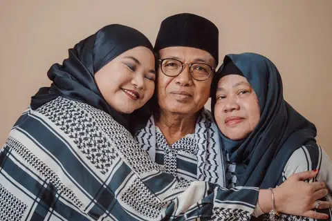 PENGORBANAN DIHARGAI: Suryana Norddin (kiri) menghargai penat lelah bapanya Encik Mohd Norddin Hussin (tengah) dan pengorbanan ibunya Cik Norliah Mansor dalam menyekolahkannya sehingga ke peringkat universiti dan kini meneruskan kerjaya seni sebagai nyala rasa.