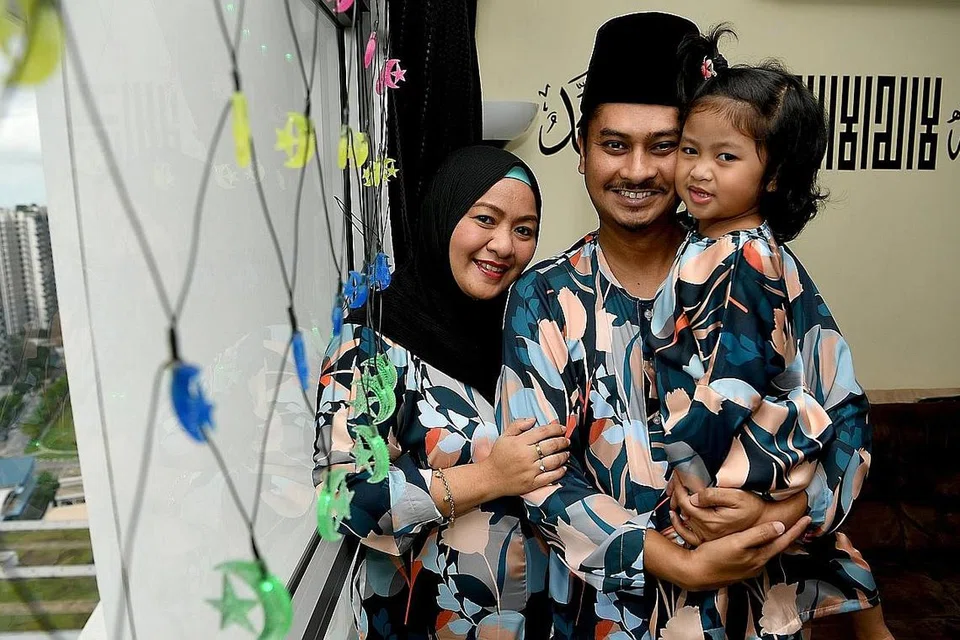 RAYA PENUH KENANGAN: Elfee Ismail menganggap sambutan Lebaran kali ini berbeza kerana ia merupakan tahun pertama meraikannya tanpa ayahnya R. Ismail yang meninggal dunia tahun lalu di samping mengingatkannya tentang pemergian kembar tiganya sewaktu beliau sibuk menjalani rakaman Sinar Lebaran 2017. Bersamanya ialah isterinya, Fauziah Mohamad dan anak mereka, Eshaal Falisha, yang menjadi penawar segala duka. - Foto BH oleh KHALID BABA