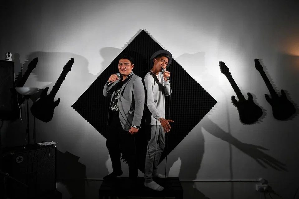 ORAK LANGKAH BERANI: Penyanyi muda Heezran (kiri) dan 'rapper' YK tidak akan pandang belakang di atas segala kegagalan silam dan membangun kerjaya seni lebih terurus dan bervisi. - Foto BH oleh LIM YAOHUI