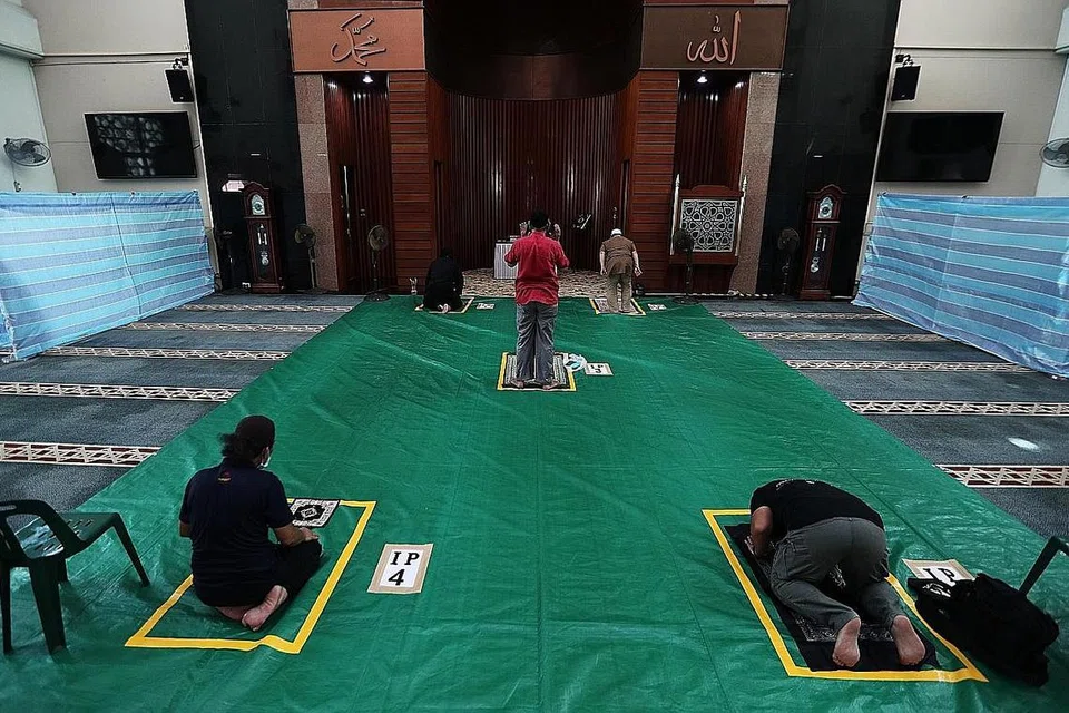 MASJID SETEMPAT - SOLAT DI MASJID: Bermula semalam, 46 masjid di Singapura akan melanjutkan waktu operasi bagi membolehkan kelima-lima waktu solat dapat dikerjakan dalam pekarangannya. Sebelum ini, masjid-masjid hanya dibuka dari jam 1.00 tengah hari hingga 6.00 petang sahaja. Jadi, ia tidak dibuka bagi solat subuh, maghrib dan isyak. Namun, bermula semalam, 46 masjid akan membuka pintunya dari 5.30 pagi hingga 7.00 pagi dan 1.00 tengah hari hingga 9.00 malam. - Foto BH oleh KELVIN CHNG 